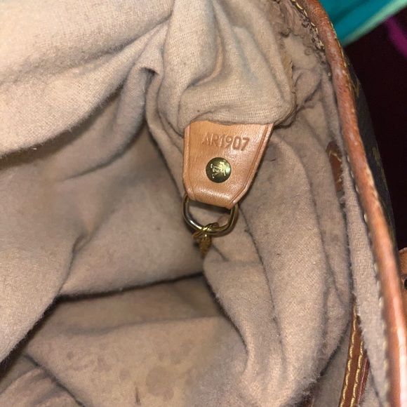 SOLD Authentic LOUIS VUITTON Monogram Bucket GM Shoulder Bag M42236 - Picture 8 of 11